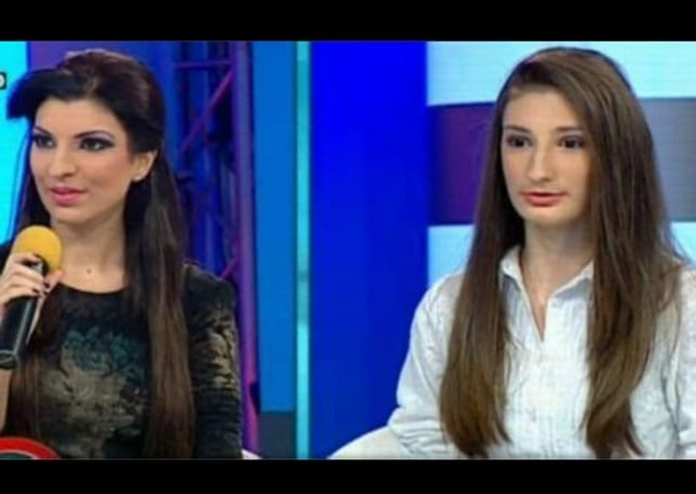 Lorena și Andreea Tonciu “s-au întrecut” în decolteuri și au fost criticate: “Ați fost operate și injectate de același plastician”. Reacția fulminantă a fostei asistente TV