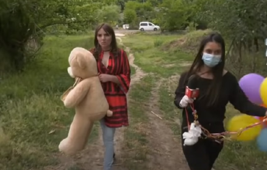 Scandal în Blăgești! Vulpița și Viorel de la Acces Direct, înjurați și goniți cu pietre din fața propriei case: „Dacă o prind de data asta, chiar că o tund”