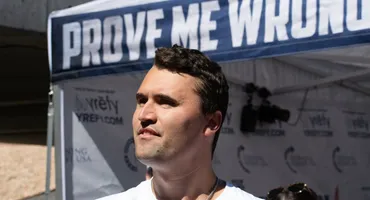 Înmormântarea lui Charlie Kirk se pregătește: trupul la fost dus în Arizona cu Air Force 2, alături de soție. Donald Trump va participa