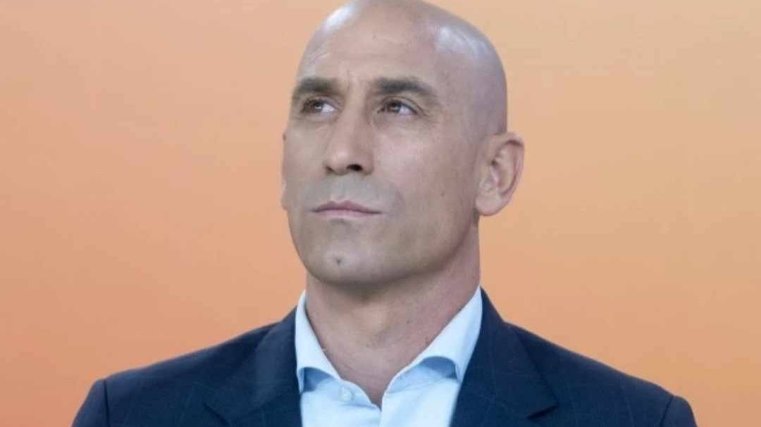 A venit “pedeapsa” pentru președintele Federației Spaniole de Fotbal, care a sărutat o jucătoare pe podiumul de premiere. S-au sesizat și autoritățile