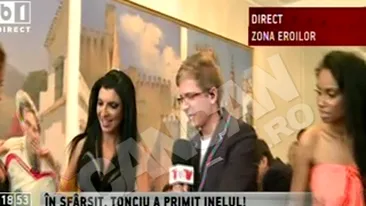 VIDEO Sanziana Buruiana si Laurette se tin de glume! I-au dat cadou Andreei Tonciu, un penis dulce