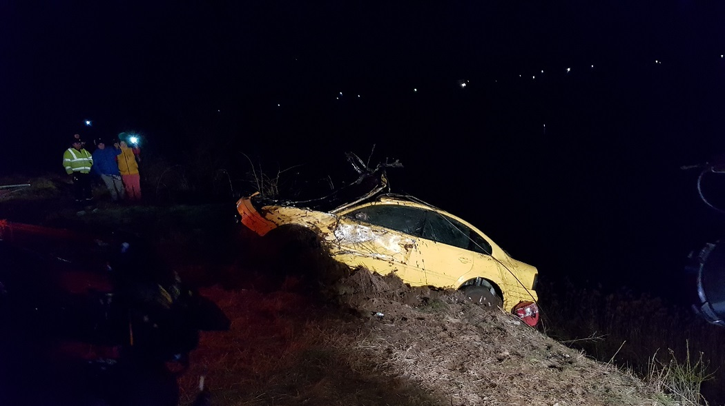 Maşina a fost scoasă din lac în timpul nopţii