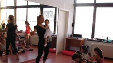 Bebelusa Oana preda lectii de balet cu fiica in brate: Nu am cu cine sa o las pe Isabel, asa ca o iau cu mine la sala