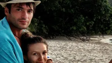 Adela Popescu tânjeşte după zilele petrecute în braţele lui Radu Vâlcan pe o plajă exotică!