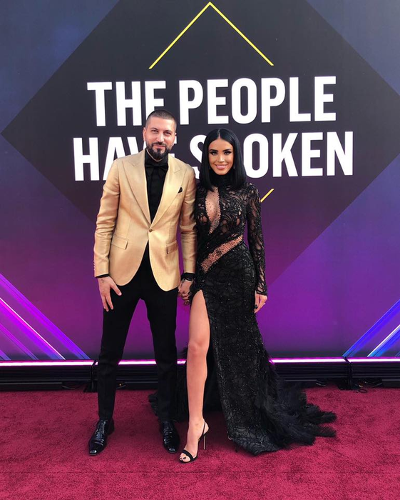 Ce ţinută a purtat Adelina Pestriţu la E! People’s Choice Awards. A atras toate privirile pe covorul roşu din America