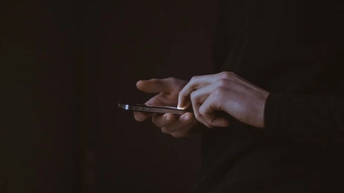Un călugăr din Târgu Neamţ, filmat în timp ce agresa sexual un bărbat aflat în carantină. Victima a depus plângere la Poliție