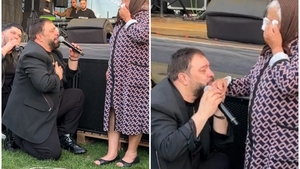 Florin Salam a îngenuncheat în fața unei bătrâne, în timpul unui concert. Gestul i-a înduioșat pe fani. VIDEO