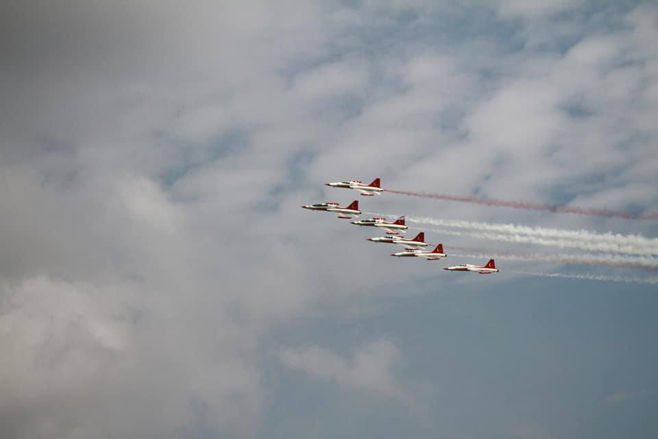 Mii de oameni sunt prezenți la show-ul aerian oferit la BIAS 2018