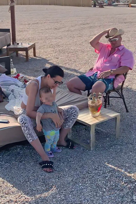 Claudiu Pătrașcu și familia, la malul mării, în Mamaia / (Sursa: Captură video)