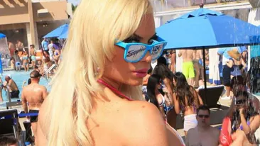 Asteptarea a luat sfarsit: Coco Austin si-a luat un costum de baie minuscul si a iesit la piscina! Cum a fost fotografiata