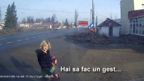 VIDEO Cea mai denaturata mama din Romania! Se prostitueaza de fata cu fetita ei de 4 ani si o lasa se uite: "Ce are?"