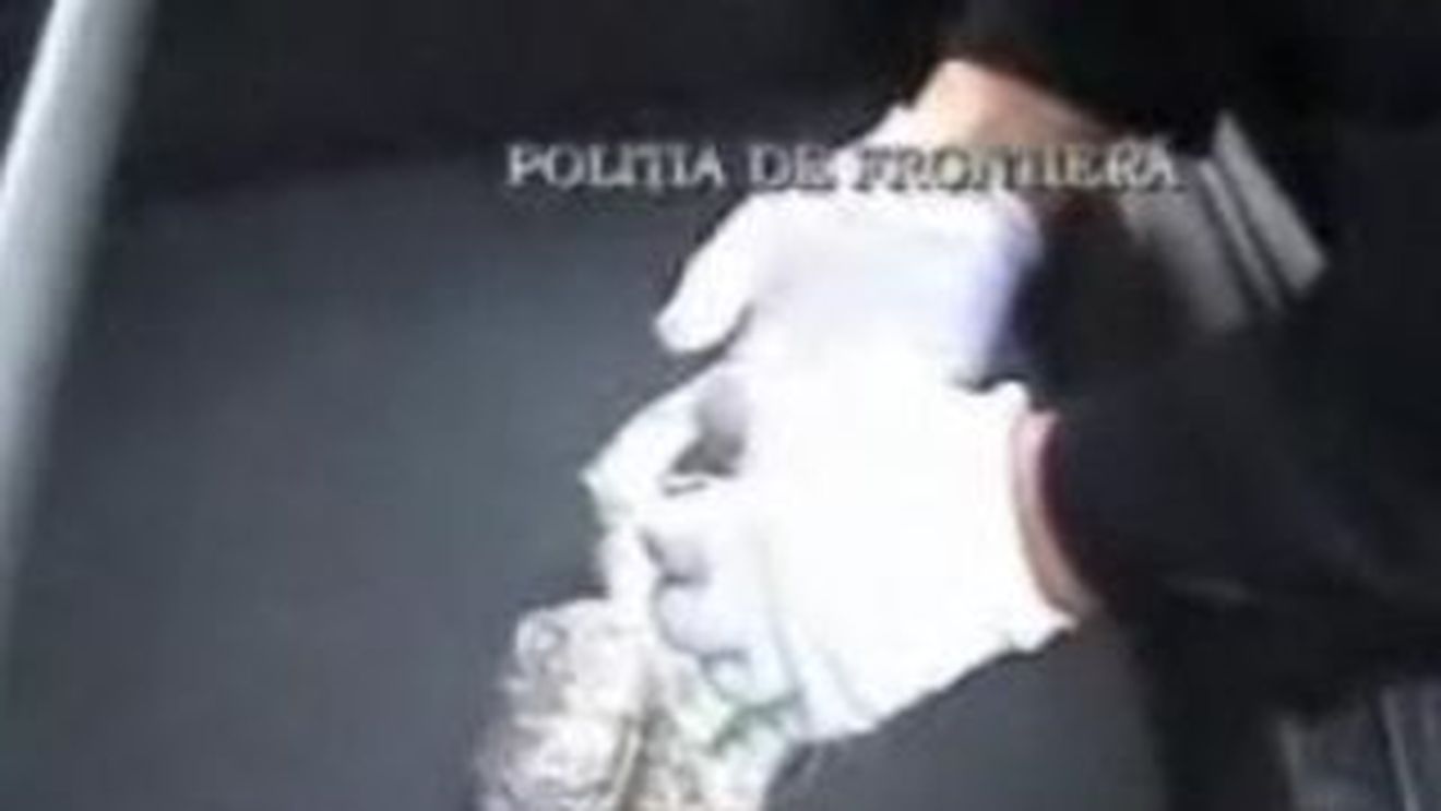 VIDEO Prinsi in timp ce vindeau hasis intr-o benzinarie! VEZI AICI flagrantul!