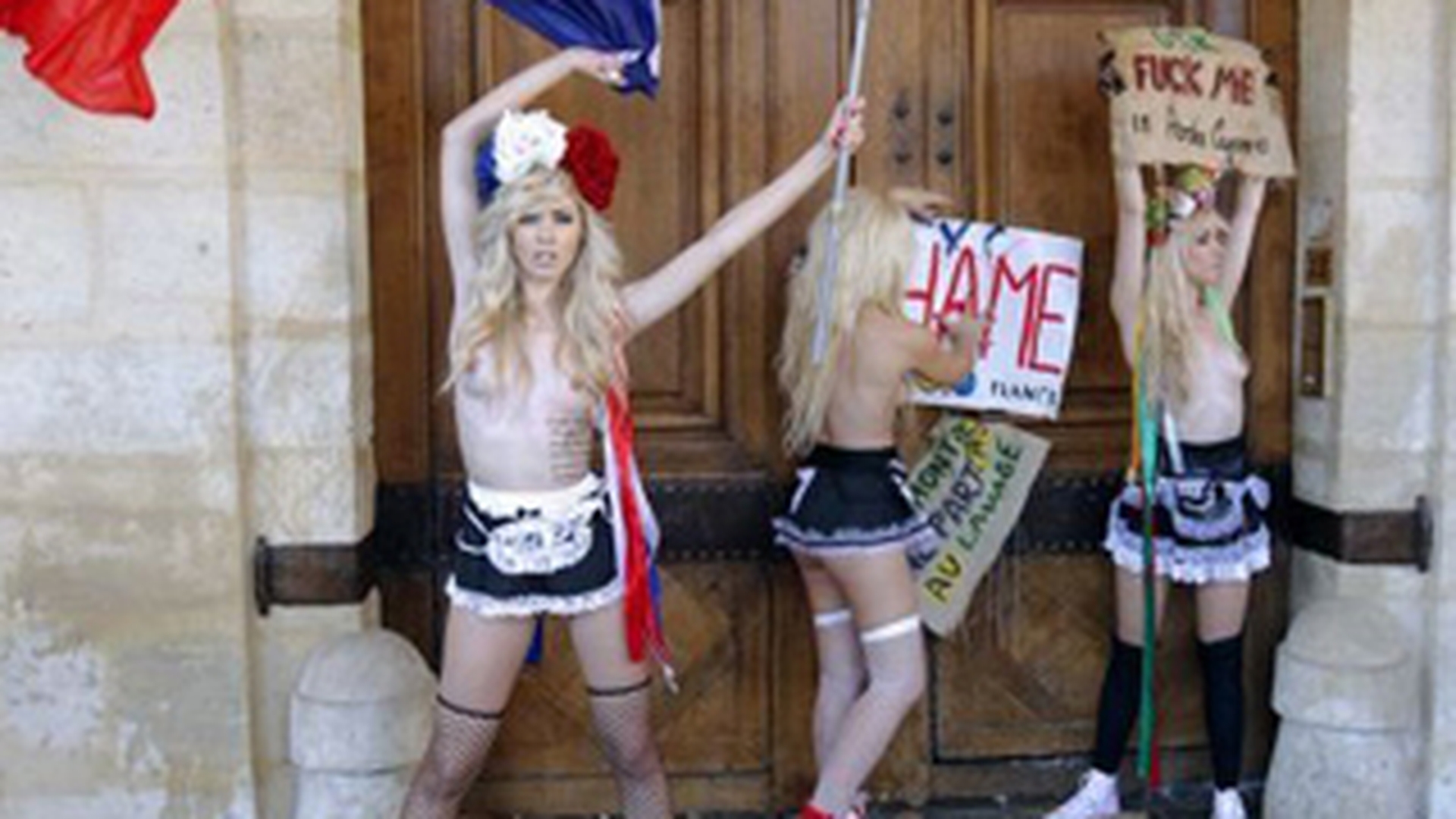 FEMEN-istele, in sanii goi la usa fostului sef al FMI