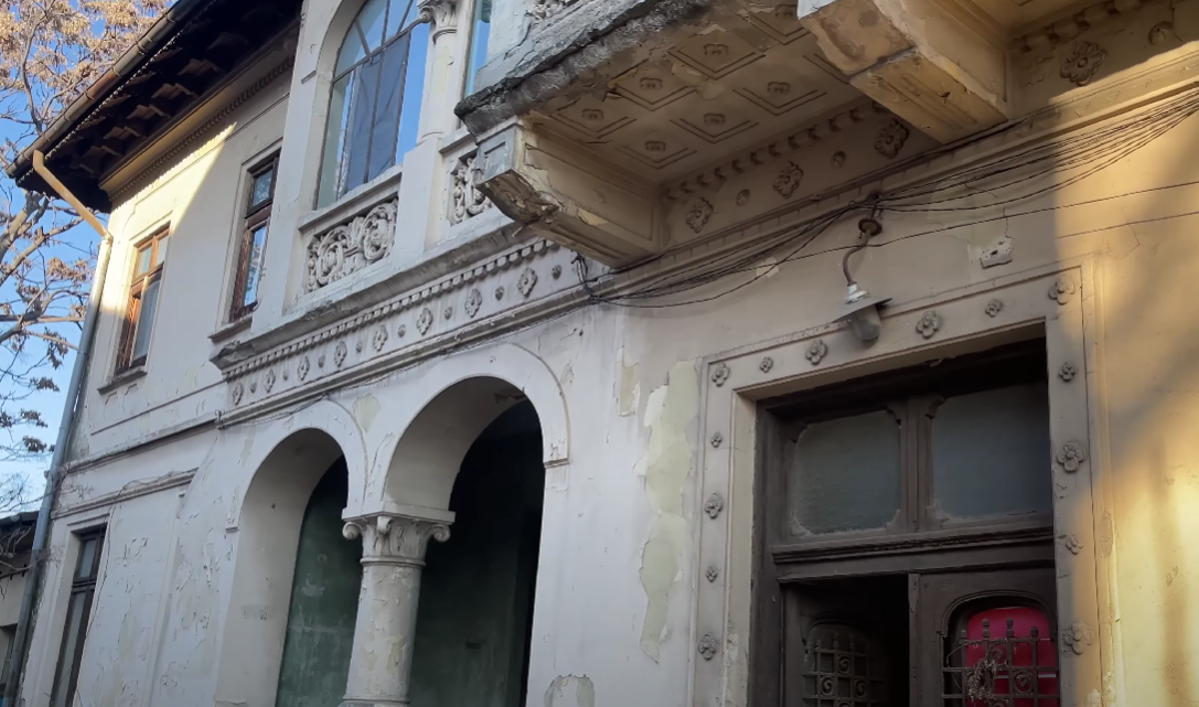 Casa pe care Puya vrea să o renoveze/ Sursa foto: Captură Youtube