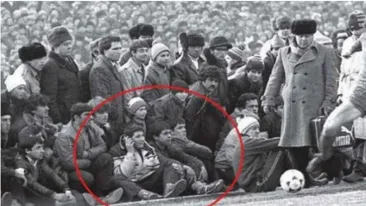 Adevărul din spatele fotografiei cu românul care vorbea la mobil acum 30 de ani!