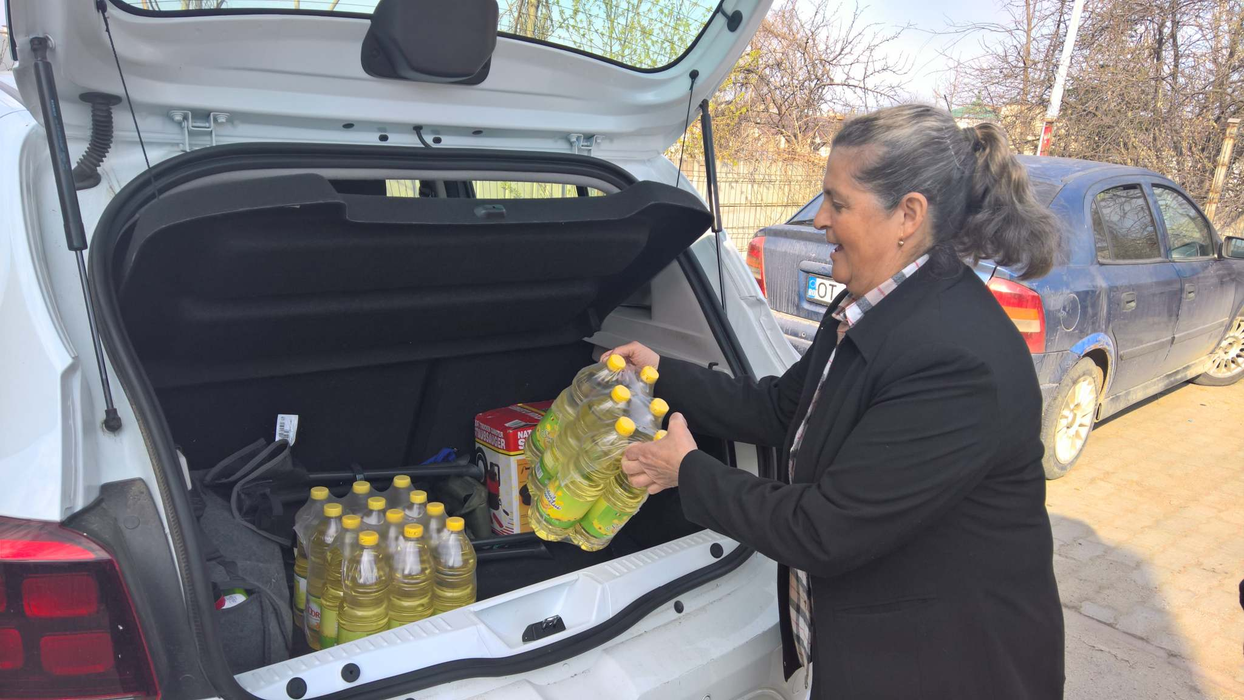 Preotul a luat inițiativa de a dărui câte 100 de litri de ulei nevoiașilor, în postul Paștelui