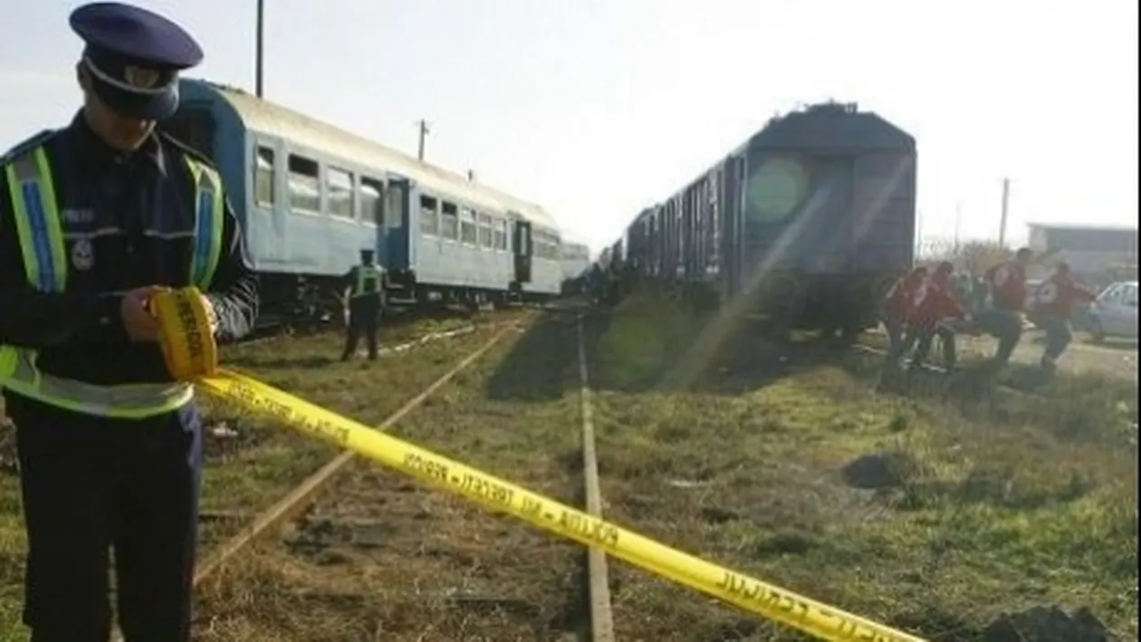 A ignorat culoarea roşie a semaforului, a depăşit coloana de 12 maşini şi a fost lovit din plin de un tren care transporta marfă!