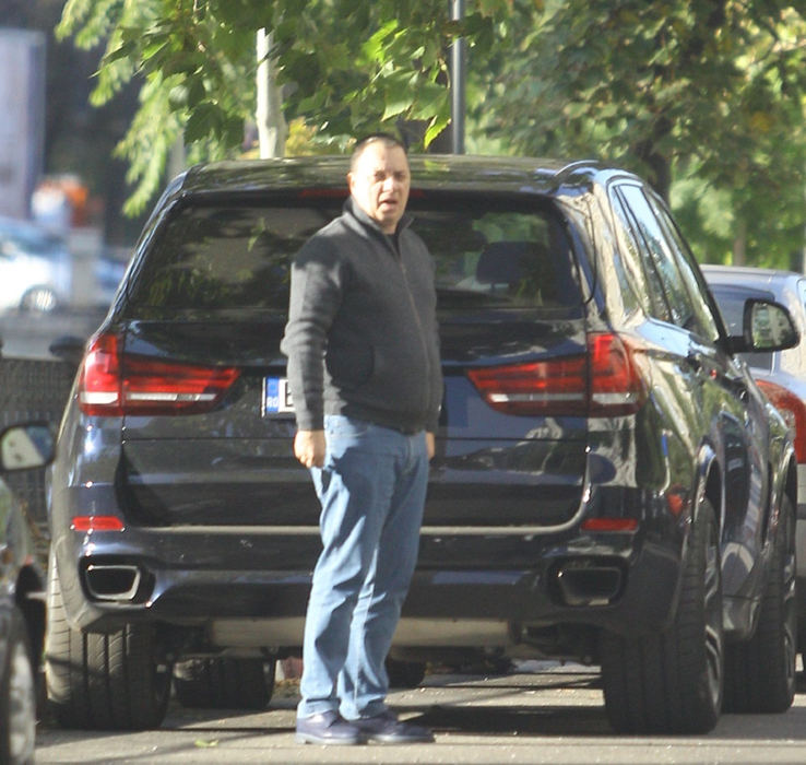 Deşi în declaraţia de avere are o Skoda din 2006, secretarul Primăriei Sectorului 3 se plimbă doar cu un BMW X5 nou