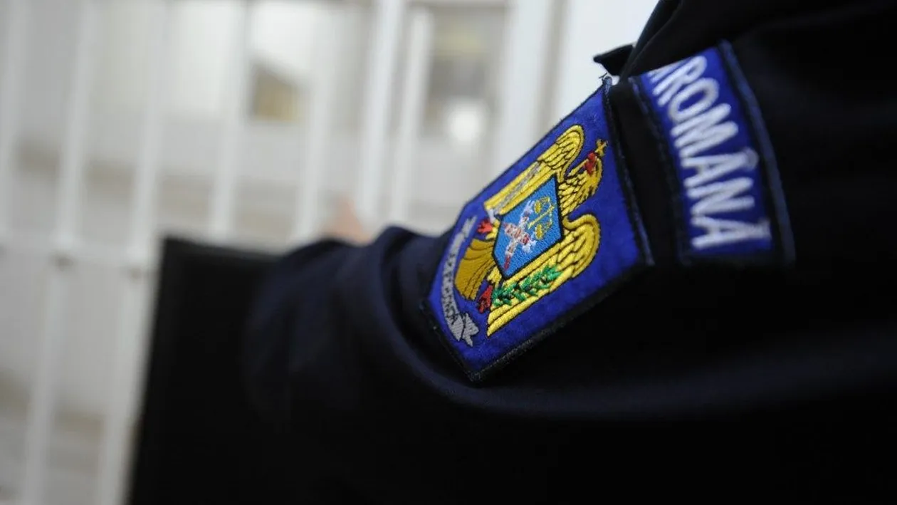 Două angajate ale unui liceu din Bacău au furat alimente de la cantină. Una dintre ele a fost prinsă cu ulei, făină, mălai și bulion în geantă