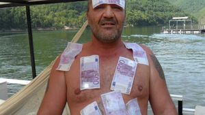Nelson Mondialu' a văzut nişte prostituate pe stradă....A oprit maşina şi le-a luat la întrebări! Incredibil ce i-au spus fetele
