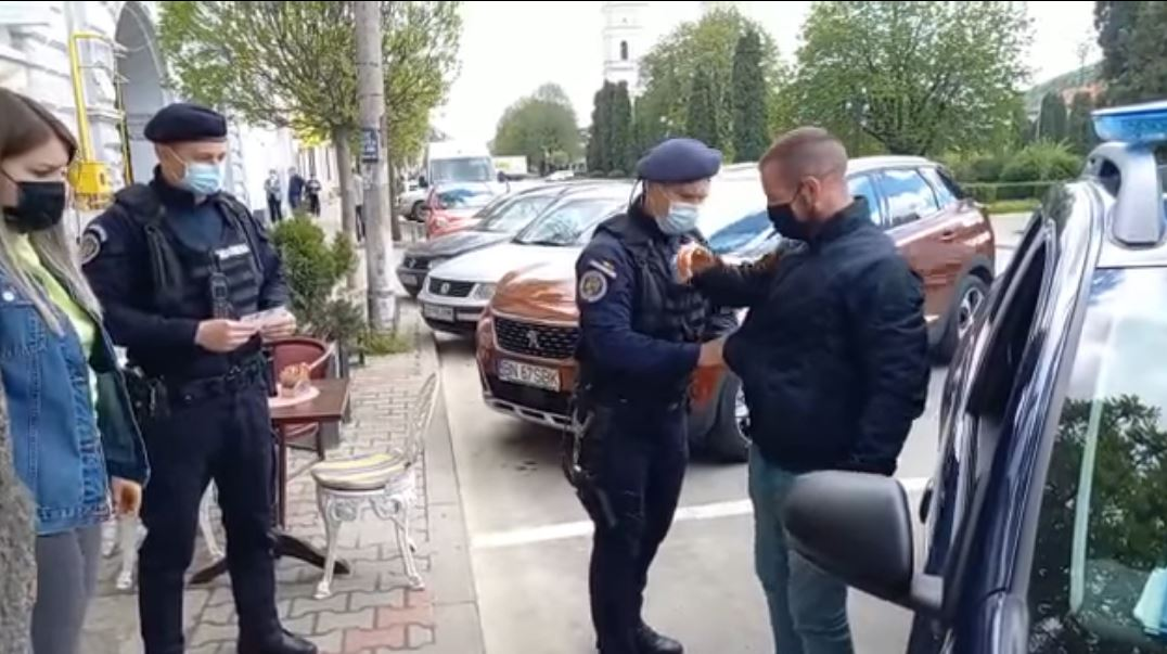 Și-a cerut iubita de soție în timp ce jandarmii îl percheziționau! S-a întâmplat în Bistrița, iar surpriza a fost de proporții