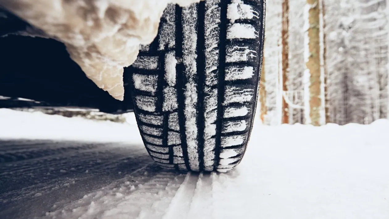 Șoferii pot primi amendă de 4.000 de lei chiar dacă au anvelope de iarnă. Ce verifică polițiștii