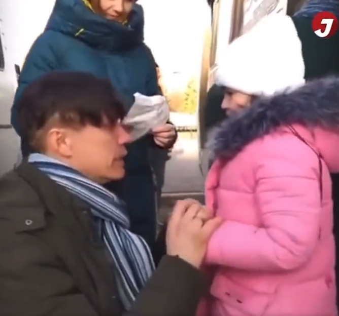 Momentul sfâșietor în care un tătic ucrainean își îmbrățișează fiica pentru ultima dată. El rămâne să lupte pentru țară