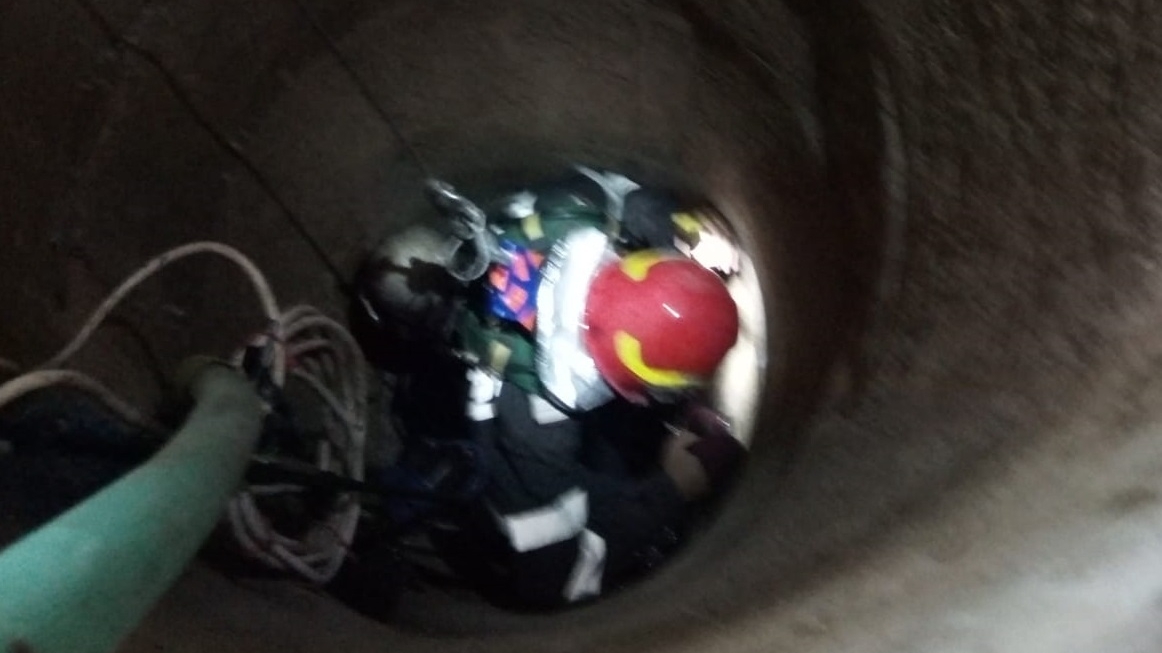 O femeie din Argeș s-a aruncat în fântână. Salvatorii au reușit să o scoată vie de la nouă metri adâncime