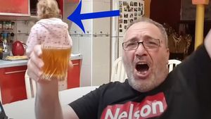 Cum arată soția lui Nelson Mondialu. Femeia a apărut, din greșeală, în cadru în timp ce el era în live pe Youtube
