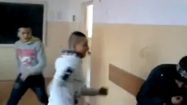 Imagini incredibile surprinse într-o şcoală din Brăila! Un elev de 15 ani este bătut în ultimul hal de patru colegi de clasă