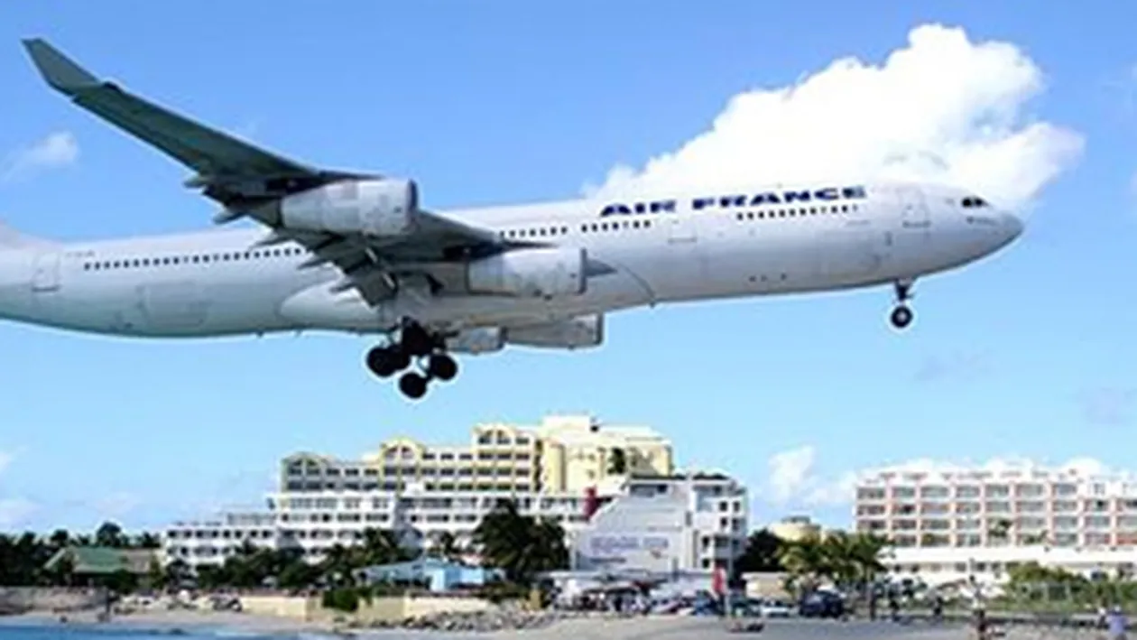 VIDEO Maho Beach, locul unde poti fi ranit de avion pe plaja