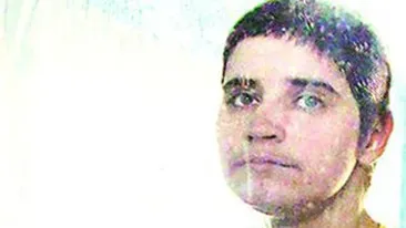 Legata cu lanturi de pat de sora ei!