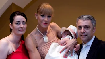 Roxana Ciuhulescu a botezat o fetita