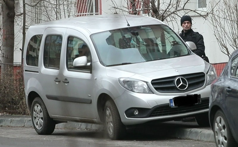 ZIUA 2. Mircea Negulescu îşi parchează maşina departe de blocul unde petrece, zilnic, câteva ore