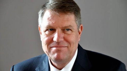 Iohannis, invitat de un profesor sa faca SCHIMB imobiliar: Sase case in Sibiu pe un apartament in Bucuresti