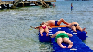 Un ponton din Mamaia destinat persoanelor cu handicap, folosit drept loc de plajă de către turiști: „Trec peste orice limită de bun simț!”