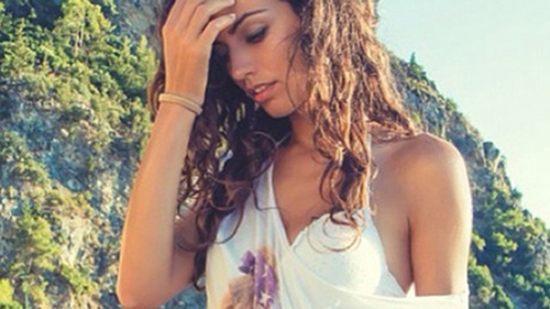 Morena, mai sexy ca oricand! Cantareata s-a dezbracat si s-a lasat fotografiata in cea mai fierbinte ipostaza