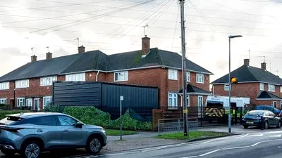 Un român din UK și-a adus vecinii la disperare. Și-a făcut un garaj din tablă uriaș și le-a blocat ferestrele