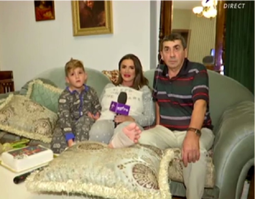 Mara Bănică, alături de părinţii ei. Sursa foto: Antena Stars