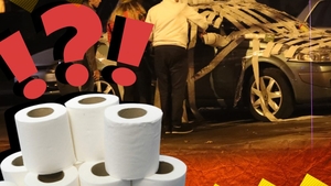 I-au împachetat mașina în… hârtie igienică!