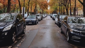 Atenție, șoferi! Klaus Iohannis a promulgat legea care permite Poliției Rutiere să ridice vehiculele parcate neregulamentar