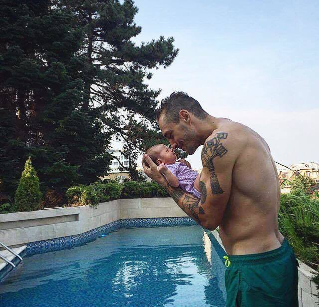 Drăghia este foarte atent cu bebeluşul lui