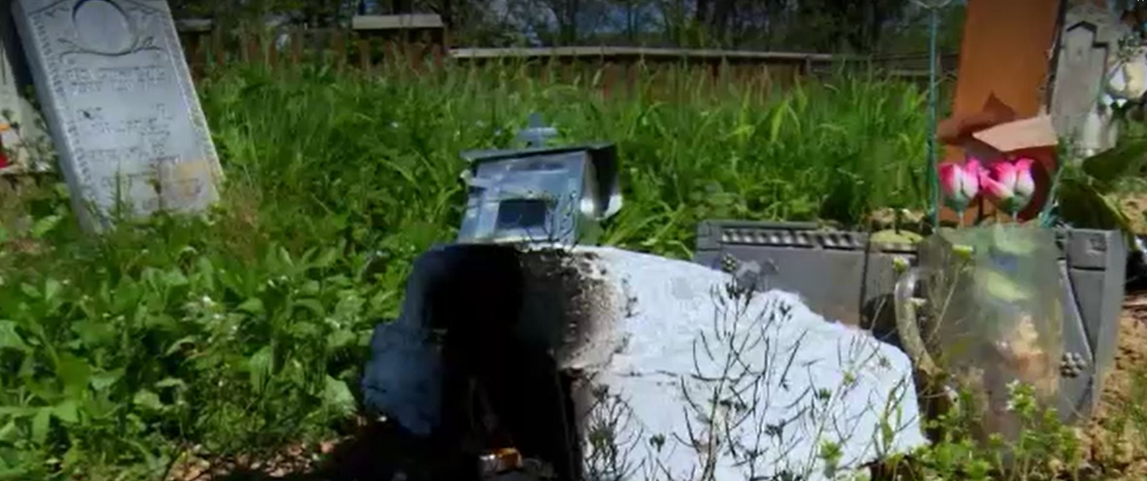 Morminte vandalizate într-un cimitir din Dâmboviţa. Două surori în stare de șoc: “Crucea lui tata a fost aruncată si a mamei, ruptă” | FOTO