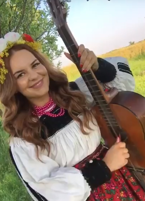 E de meserie ”țâpuritoare”! Câștigă bani din strigăte la nunți și botezuri…