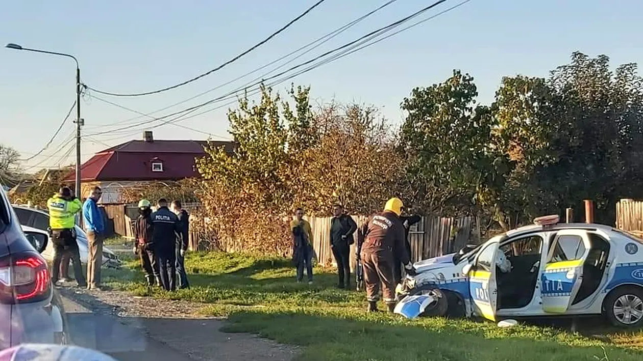 Echipaj de poliție în misiune, implicat într-un accident la Buhuși. Trei persoane au fost rănite