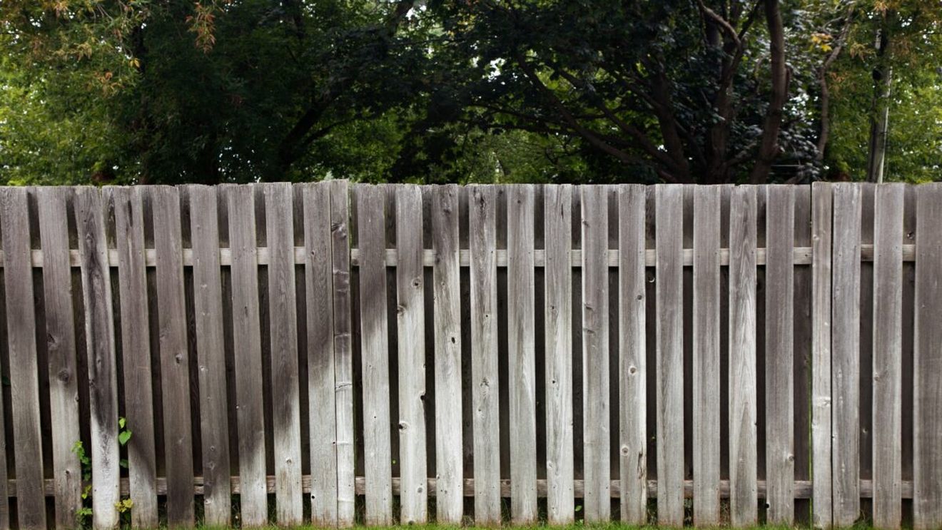 Cine plătește gardul dintre vecini. Ce prevede Codul Civil