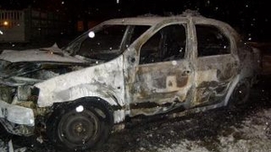 Doi tineri suceveni au fost arestati dupa ce au incendiat o masina a Politiei!