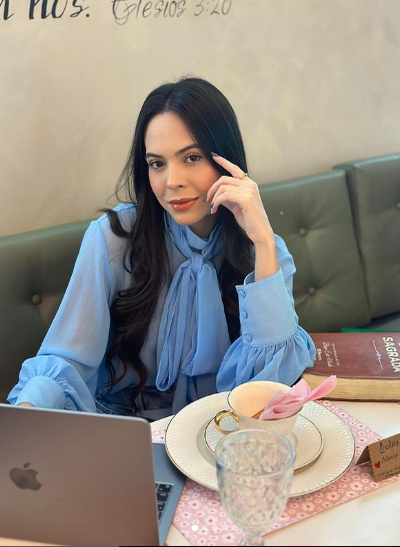 O influenceriță a murit la doar 28 de ani, după ce a ajuns la spital cu febră și dureri abdominale. Care a fost cauza decesului, de fapt