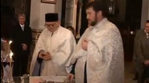 VIDEO "Stinge lumina" în lăcaşul de cult! N-o să-ţi vină să crezi cum a sunat telefonul unui preot în mijlocul unei nunţi