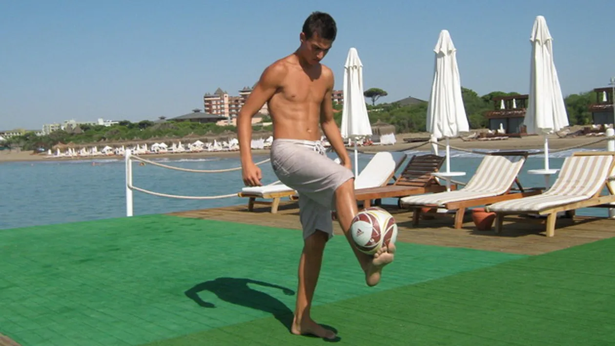 In numele tatalui, al fiului si al lui... nea Puiu! Ce meserie si-a ales baiatul selectionerului! Nu e legat de fotbal!